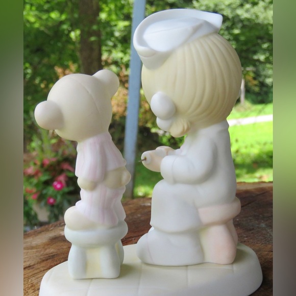 Previous Moments figurine “Love Beareth All Things” - Picture 5 of 7